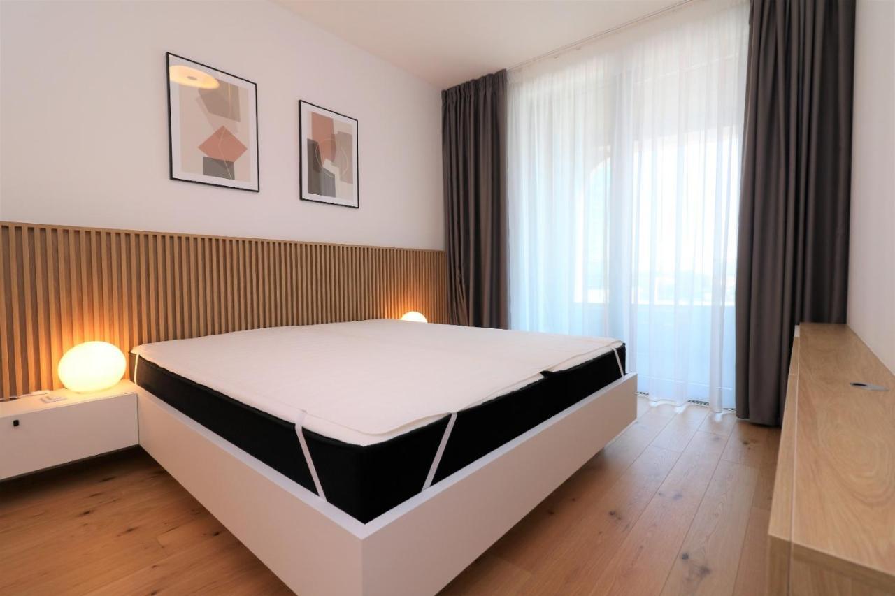 Sky Park New 1-Bedroom Apartment Pozsony Kültér fotó